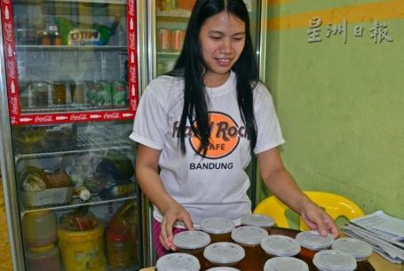 中国侨网夏女士的员工准备把凉茶拿到摊口售卖。（马来西亚《星洲日报》）