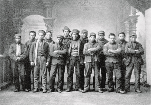 中国侨网上世纪20年代，一些中国商人和打工者的合影。（法国《欧洲时报》德国版/拉尔斯提供）