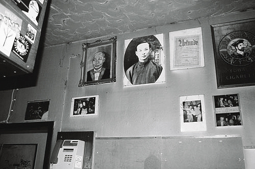 中国侨网“香港饭店”的墙上，仍挂着创始人张先生的照。（法国《欧洲时报》德国版/拉尔斯提供）