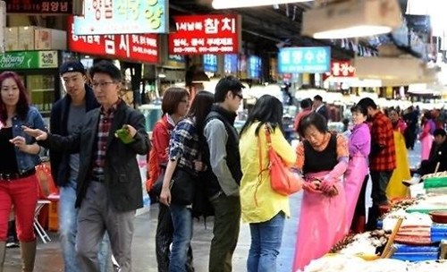 中国侨网中国游客正在购买海鲜(图片来自网络)