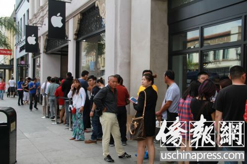 中国侨网抢购iPhone新款手机的“果粉”在苹果手机专卖店前排长龙。(美国《侨报》/周慧一 摄)