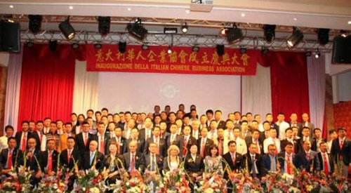 中国侨网中国驻米兰总领馆廖菊华总领事、米兰当地政要和意大利华人企业协会首届会长团合影。(意大利欧联通讯社)