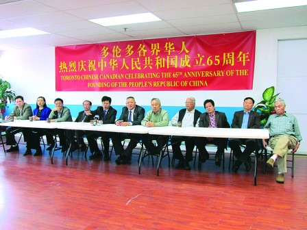 中国侨网侨务领事钟洪糯、华联总会会长魏成义(左5、6)﹐与出席记者会筹委及嘉宾合照。(加拿大《明报》)