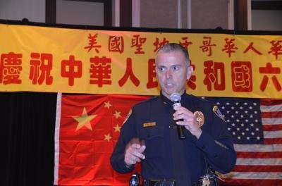 中国侨网圣地亚哥警察局副局长瓦尔特·瓦斯奎斯致词，向众人祝贺佳节，并推崇华人是遵纪守法的模范群体。（美国《世界日报》/李大明 摄） 