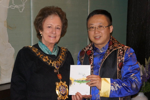 中国侨网贝学贤向伦敦嘉宾致赠《相约广西》宣传片