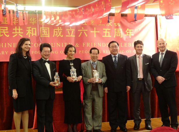 中国侨网华社代表向巴谢尔总督赠送礼物留念。(澳洲新快网)