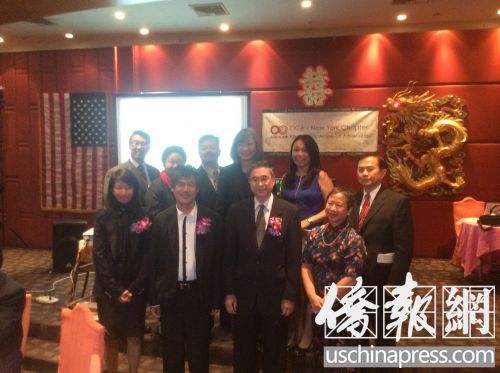 中国侨网美华协会纽约分会举行年度餐会,颁发奖状表扬杰出人才及团体。前排右起为欧阳萧安、邓中本、黄哲伦,后排右一为郑向元。 (美国《侨报》/林宜莹 摄)