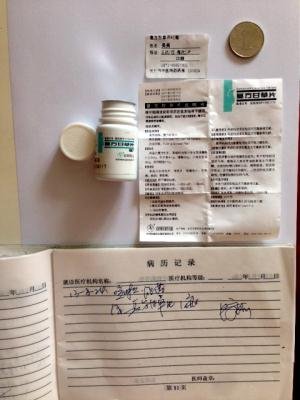 中国侨网图为吴先生购买的复方甘草片和医生处方。(美国《世界日报》/读者提供)