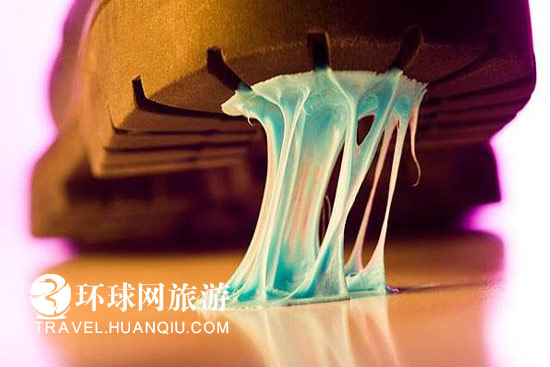 中国侨网到新加坡旅游的人们应入乡随俗，可暂且用薄荷来代替口香糖。（资料图片）