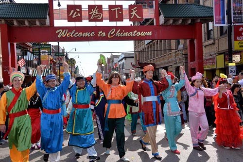 中国侨网身着中国各民族服装的中美人士满怀豪情参加大游行。(《芝加哥华语论坛》报/张大卫 摄)