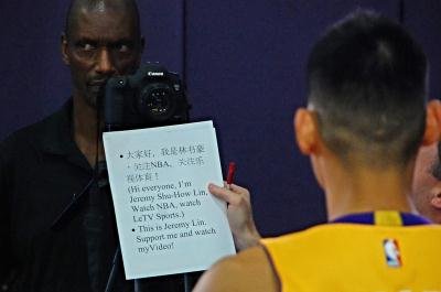中国侨网林书豪私底下苦练中文已有成果,媒体日他可以读简体中文,录制短片。(美国《世界日报》/陈光立 摄)