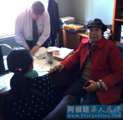 中国侨网一位84岁高龄的老侨刘高平老太太在外孙女的陪同下来到布市高级法院选民登记办公室参加选民登记,创造了所有华人选民年龄最大的记录。