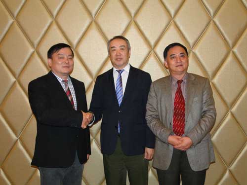 中国侨网匈华总会名誉主席季建忠(左)祝贺张国治(中)连任匈牙利中国和统会会长,祝贺刘文建(右)当选匈牙利中国和统会名誉会长。