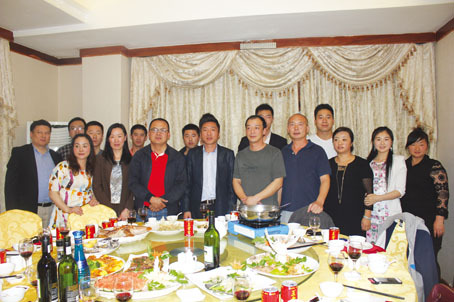中国侨网会员合影留念。(南非华侨新闻网)