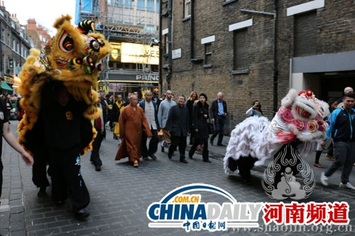 中国侨网华人舞狮队欢迎永信方丈一行