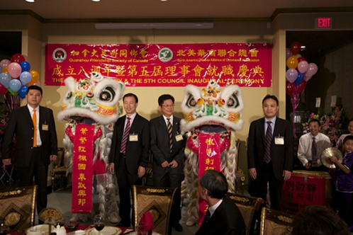 中国侨网醒狮献瑞,新老会长接福