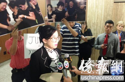 中国侨网律师蔡玟慧在法庭外接受媒体的采访。(美国《侨报》/邱晨 摄)