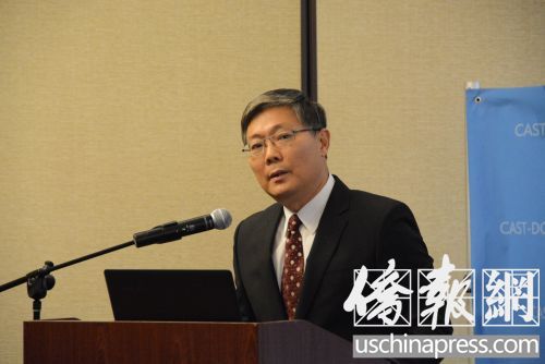 中国侨网刘健在大会上发表讲话。（美国《侨报》/夏嘉 摄）