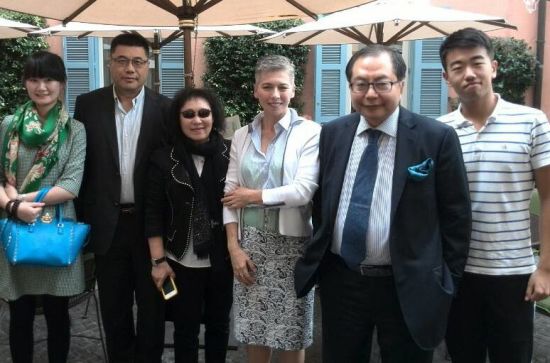 中国侨网亚太交流与合作基金会与意大利对华友好协会工作人员合影(意大利欧联通讯社)