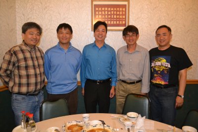 中国侨网美洲中工会邀请李宗恩(中)主讲中医概论。右二为中工会会长朱启民。(美国《世界日报》/周??摄)