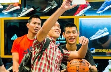 中国侨网和粉丝自拍过无数次的林书豪,这次当起达人指导大家怎么自拍照片。(美国《世界日报》)