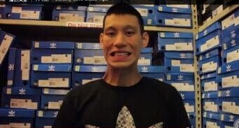 中国侨网林书豪挤眉弄眼示范爆笑动作,指导大家拍摄自拍照片。(美国《世界日报》)