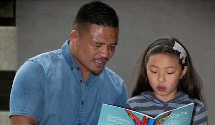 中国侨网新西兰11岁华裔小作家携手全黑队的Keven Mealamu一起做慈善。（新西兰天维网援引NZ Herald）
