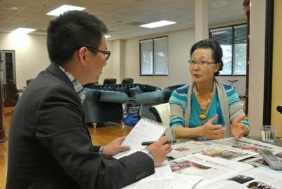 中国侨网方李邦琴在办公室接受记者专访 