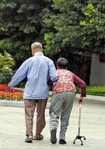 中国侨网患病空巢老人最怕生病无人照料。（《羊城晚报》/王俊伟 摄）