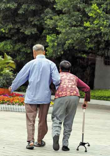 中国侨网患病空巢老人最怕生病无人照料。(《羊城晚报》/王俊伟 摄)