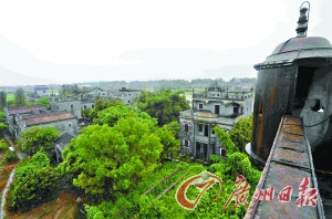 中国侨网广东开平“世界村落”林立,均为归侨回国后建设,风景宜人,适宜居住。(《广州日报》)