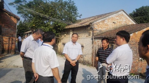 中国侨网广东省侨办副主任林琳在大旺华侨农场大良岗一队居民点实地调研危房改造工作