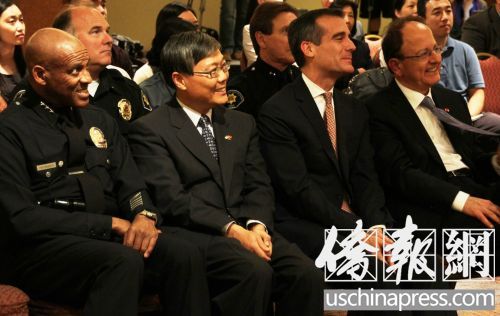 中国侨网出席28日中国留学生新生欢迎会的中美官员，左起：裴辛吉、刘健、贾希提与尼科阿斯。（美国《侨报》/邱晨 摄）