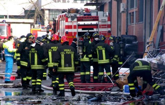 中国侨网 2013年12月1日，意大利普拉托市一家华人服装加工厂意外失火，火灾造成了7名华人死亡，3人重伤。（意大利欧联通讯社）