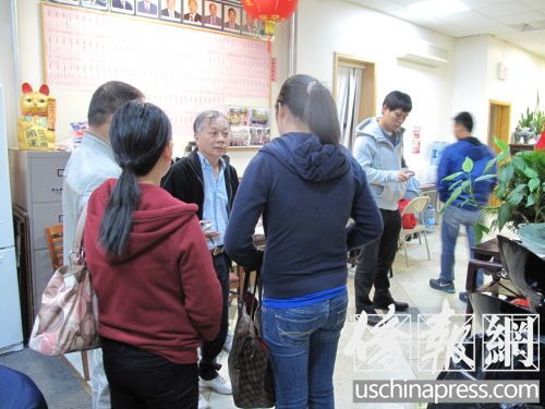 中国侨网灭门案女死者李海燕的弟弟李明发夫妇及亲友10日到联成公所向赵文笙求助。(美国《侨报》/叶永康 摄)