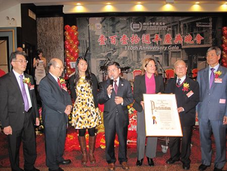 中国侨网纽约中华总商会1日在华埠举办成立110周年的盛大晚宴,图为市议长马丽桃、市议员顾雅明向该会颁表扬状。(美国《侨报》/叶永康 摄)