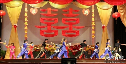 中国侨网整个舞台的设计及所呈献的表演，仿佛置身一场武林喜宴。（马来西亚《东方日报》）
