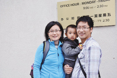 中国侨网杨锦陈（右）带着孩子申请回中国旅行证。（美国《世界日报》王湛 摄）