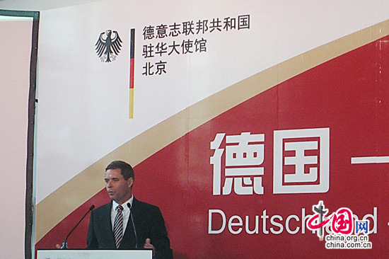 中国侨网德国将继续简化签证程序。图为德国驻华大使柯慕贤在中德投资交流会上致辞。（图片来源：中国网）
