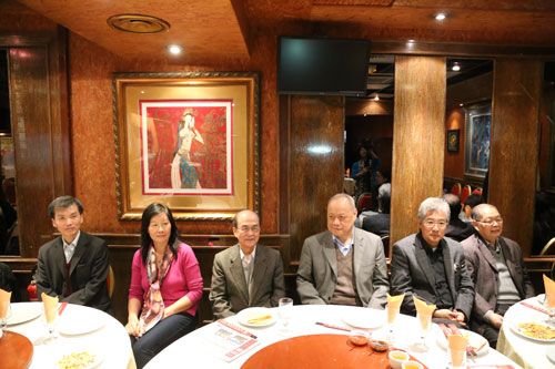 中国侨网华进会会长陈克光(右三)、陈培辉(左三)、薛伟涛(右二)与协会主要成员在新闻发布会上。(法国《欧洲时报》/孔帆 摄)