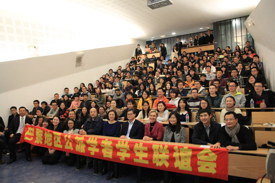 中国侨网马燕生公参（前右5）、MARIN主任（前右4）与新生在活动后合影留念。（法国《欧洲时报》）
