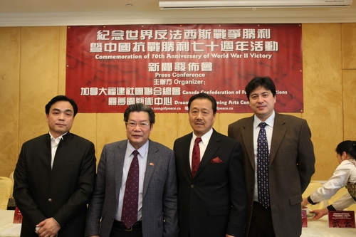 中国侨网筹委会共同主席欧阳元森(左2)张俭(左3)总导演张炜(右1)艺术总监武云(左1)在发布会上致词。