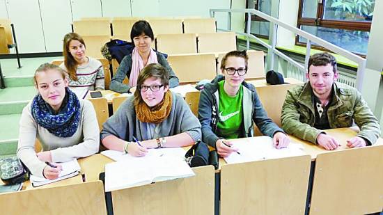 中国侨网12年级数学课一个大课堂只有6个人上课。当地学生在学习上下的功夫远远不如华人孩子。