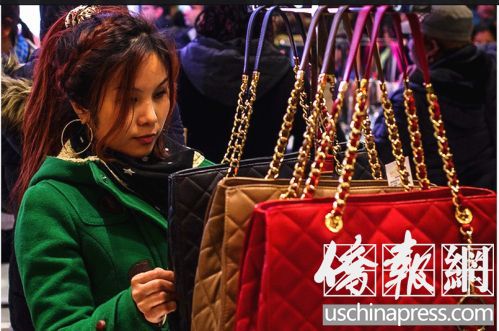 中国侨网华人黑色星期五认真选购商品。(美国《侨报》/宋?D 摄)
