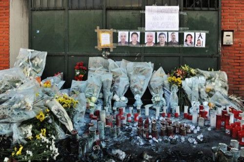 中国侨网普拉托华人在火灾事故企业门前敬献鲜花、悼念火灾遇难同胞。(意大利欧联通讯社)