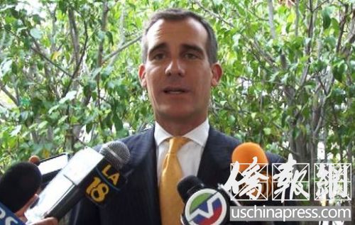 中国侨网洛杉矶市长贾希提在洛杉矶市府接受媒体访问。(美国《侨报》/邱晨)