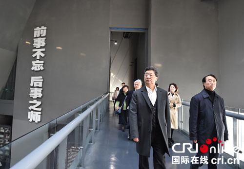 中国侨网海外华文媒体组织采访团参观侵华日军南京大屠杀遇难同胞纪念馆。图为参访团在南京大屠杀纪念馆。