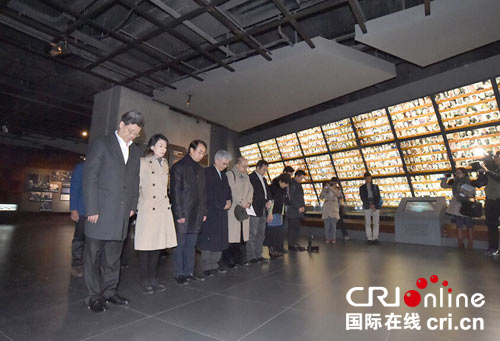 中国侨网海外华媒采访团向南京大屠杀遇难同胞默哀。