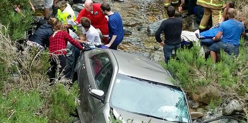 中国侨网一辆载有4名华人游客的小车冲出路面,造成1死3伤。(澳洲新快网援引《新西兰先锋报》)