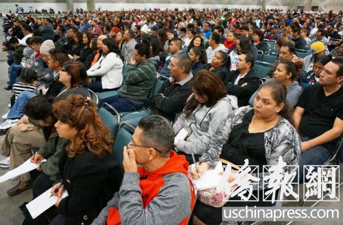中国侨网数千人在全美移民大会上聆听移民权益机构代表探讨移民问题。(美国《侨报》/邱晨 摄)